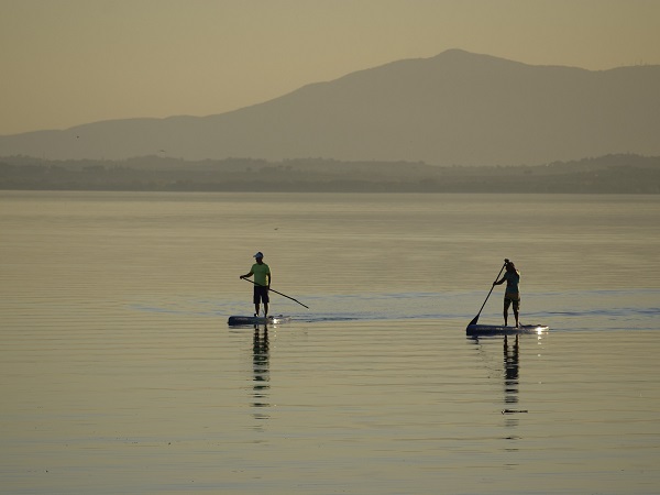 Sul lago Trasimeno si praticano diversi sport d'acqua: windsurf, kitesurf, wakeboard, SUP, vela, sci nautico e pesca.