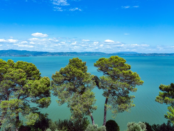 L'Umbria non cerca di affacciarsi sul mare perché ha il lago Trasimeno, il più grande di tutto il Centro Sud: tanto grande da soddisfare tutti i desideri.