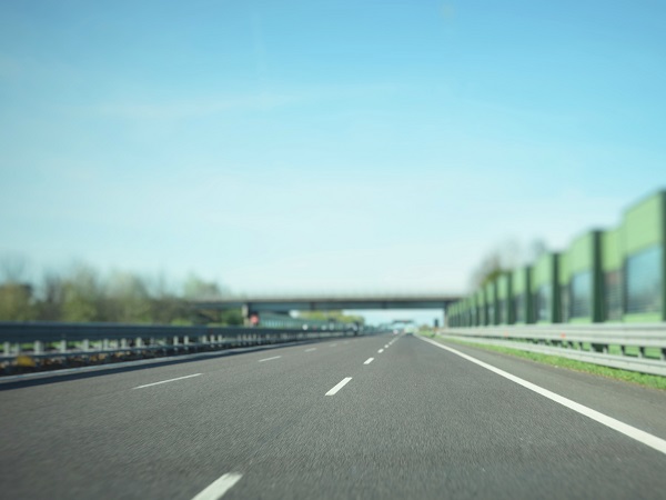 Sono felice che il mondo accessibile si contragga di nuovo? Non proprio, ma non posso negare che le prospettive che si accorciano diano nuova profondità ai paesaggi prossimi. Persino l'autostrada A4 riesce ad assume volti inaspettati.