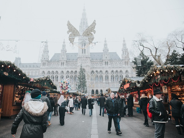 Anche a Vienna sono iniziati i preparativi natalizi e qui si parla di mercatini di Natale perché ce ne sono ben più di uno e sono sparsi per la città.