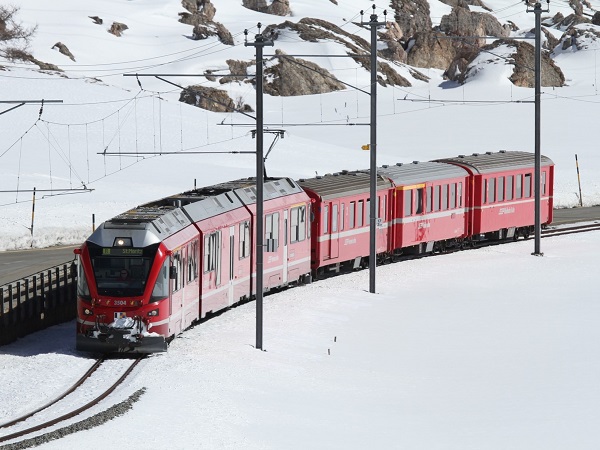 Il sito ufficiale scherza sul fatto che il Bernina Express sia l’espresso più lento d’Europa: in carrozza panoramica, con posti prenotati, ci godremo ogni millimetro dei paesaggi innevati.