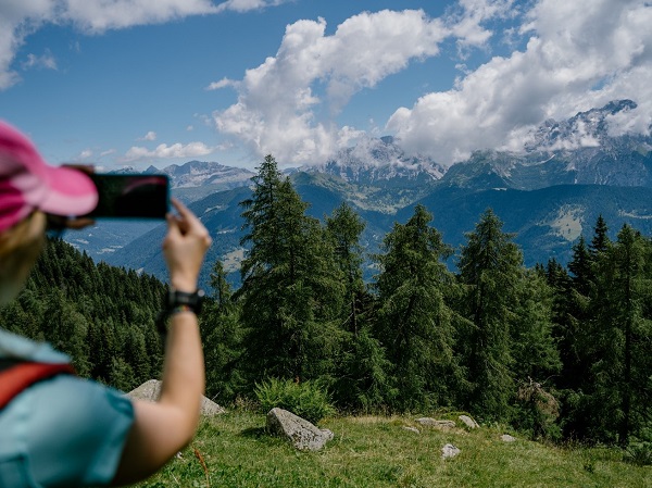 vevo osservato quel sentiero e quei laghi immersi nei colori caldi dell’autunno, e ora, in una mattina di luglio, era il verde a prevalere, illuminato dal sole che ci avrebbe accompagnate per tutta la durata dell’escursione.