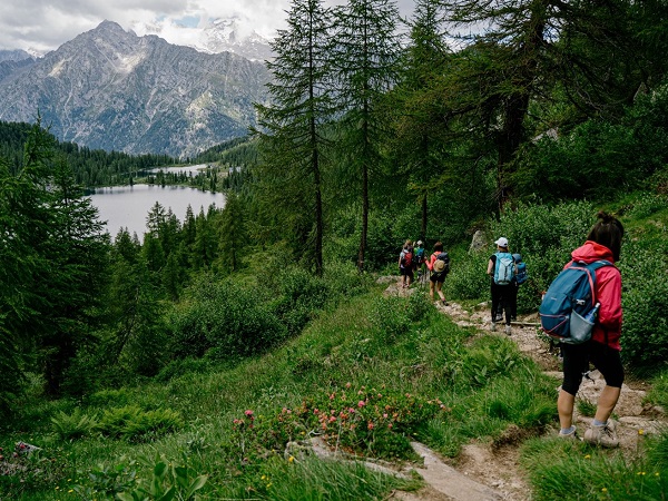 Davanti a noi la maestosità della catena dell’Adamello che dominava tutto il paesaggio, i due laghi di Caderzone e di San Giuliano.