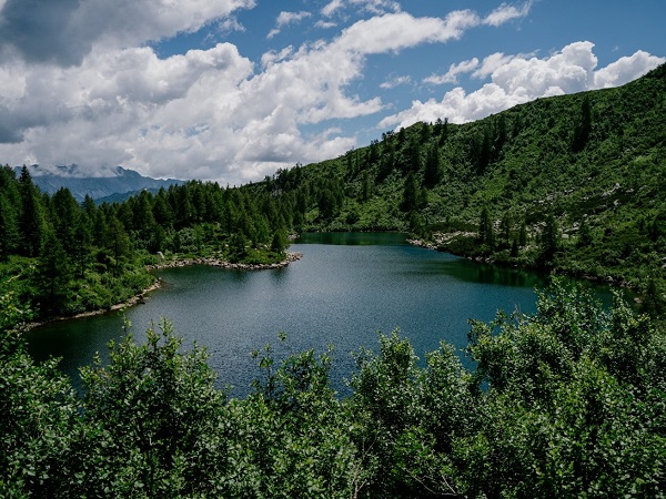 Dopo una ventina di minuti di cammino, abbiamo ammirato il lago di Vacarsa, un piccolo gioiello incastonato tra le montagne,