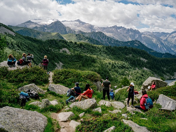 Mi ritengo fortunata ad avere la maestosità delle Dolomiti vicino casa. Non conosco ogni singola località e difficilmente torno nei luoghi che ho già visitato. Ma organizzando il viaggio per sole donne sulle Dolomiti, nella mia mente si sono materializzati quel sentiero e quei laghi.