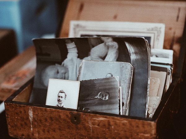 Il Museo del Louvre di Roma è una camera delle meraviglie dedicata alla cultura del Novecento: libri, quadri, oggetti d’arte, cartoline, lettere, taccuini... e 140.000 fotografie.