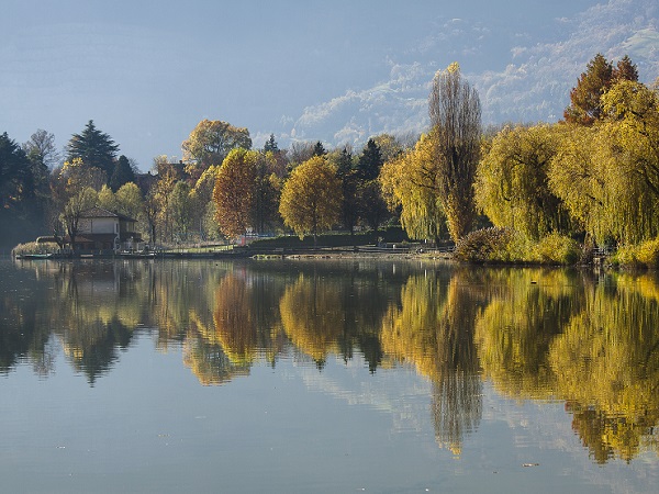 Potrei fare del lago di Endine la mia meta estiva, anche in caso di miglioramento della situazione pandemica: il lago è balneabile, ci si cammina tutto intorno.