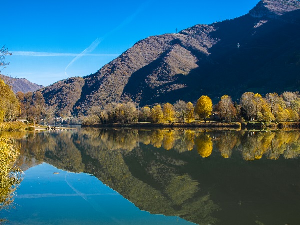 Il lago di Endine ha raggiunto un certa fama come ghiacciolo lombardo camminabile: in inverno la superficie ospita pattinatori e passeggiatori non sempre esperti.