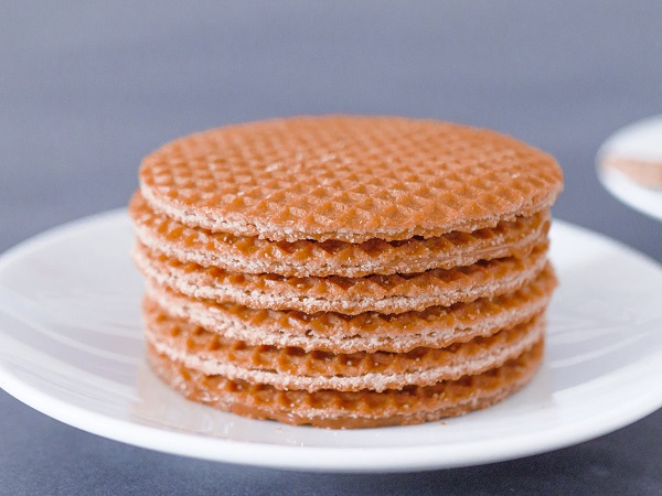 Ad Amsterdam, destinazione tanto desiderata e non ancora raggiunta, assaggerei gli stroopwafel, due sottili cialde con una crema sciropposa (alcuni dicono caramello, altri parlano di melassa) nel mezzo.