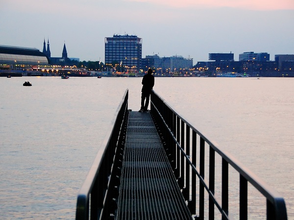 Tutti parlano di Amsterdam per i suoi canali, il quartiere a luci rosse, le biciclette e i coffeshop, ma questi sono luoghi comuni. Ecco invece 4 motivi per pensare di inserire Amsterdam nella propria lista dei desideri di viaggio e tuffarsi nello spirito della città.