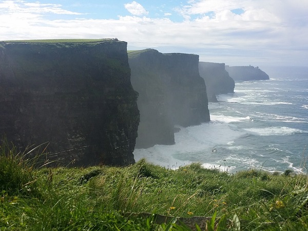 5 "momenti" di viaggio da provare una volta nella vita? Una scogliera in Irlanda, battuta dal vento, è sicuramente uno di questi.