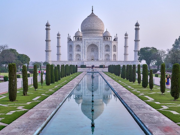 Un’immagine potente: in India, davanti al Taj Mahal all’alba.