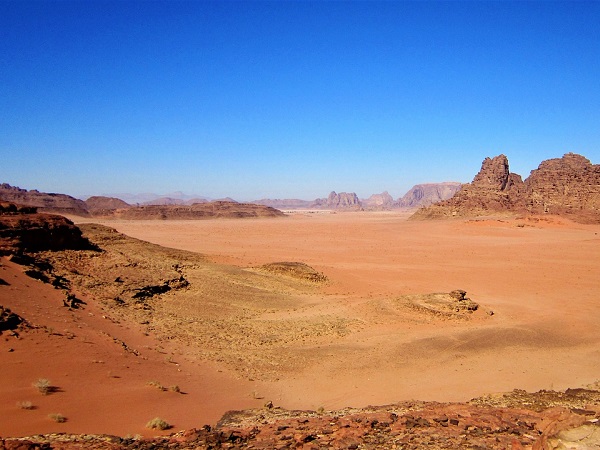 Mi ritrovo in Giordania, seduta su una duna di sabbia rossa, immersa nel silenzio, con lo sguardo che, sfiorando le rocce e la distesa immensa del deserto del Wadi Rum.