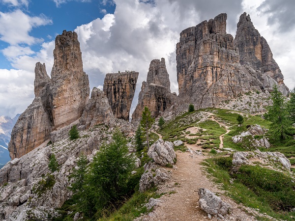 Gli sportivi possono tentare nuovi record in montagna, ma chi preferisce una vacanza più lenta e... sospesa?