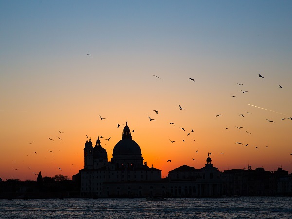 L'Associazione Veneziana Albergatori ha pensato di celebrare il 1600° compleanno di Venezia con una proposta dedicata soggiorni di almeno 2 giorni.