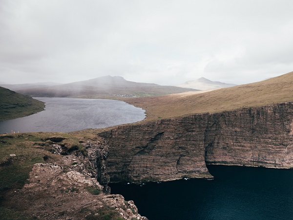 Le Faroe, quell'arcipelago che punteggia l'oceano tra Danimarca e Islanda, ipotesi di confine tra Atlantico e Mar di Norvegia.