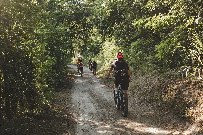 La mountain bike è per gli stoici, che amano pedalare fino a sentire i muscoli che bruciano, l'e-bike è per gli epicurei, che preferiscono godersi il paesaggio dando qualche pedalata ogni tanto.