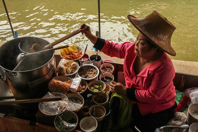 La cucina asiatica ci attira, ha quel sapore esotico che ci fa sognare paesi lontani, rievocati dai colori e dai profumi delle spezie. Vediamo qualche piatto particolare, che non tutti conoscono: 4 cibi da provare in Asia.