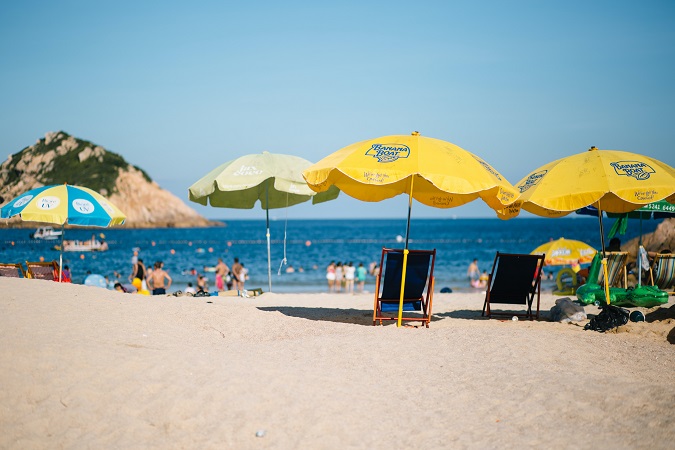 Le Bandiere verdi consentono di individuare le spiagge che presentano caratteristiche adeguate perché la famiglia trascorra una vacanza piacevole, stimolante e sicura.