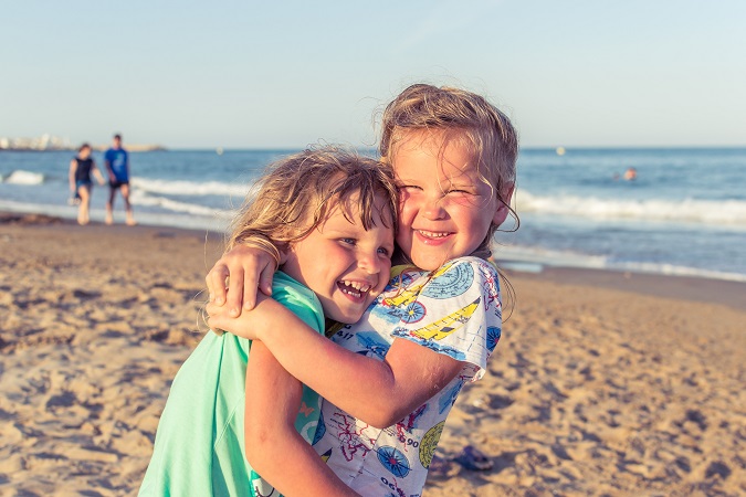 Andare al mare con i bambini con la garanzia di trovare servizi adeguati per loro e per i genitori? Dal 2008 è diventato più semplice grazie alle Bandiere verdi, riconoscimento da parte dei pediatri alle località marittime che presentano caratteristiche adatte ai bambini.