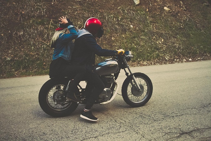 Quelli che vogliono farsi passare per motociclisti veri chiamano il passeggero zavorra o zainetto.