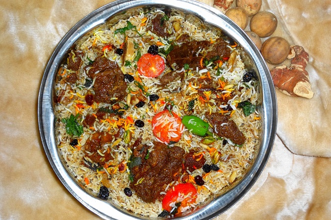 Il biryani è un piatto a base di riso basmati, spezie e carne.