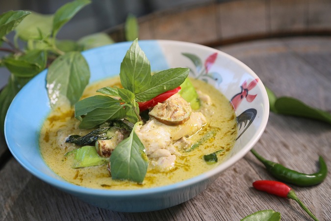 Gli amanti del piccante fino alle lacrime devono assolutamente provare il Thai green curry, piatto tipico della zona di Bangkok.