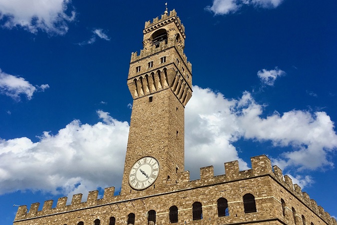 Si dice che Michelangelo abbia scolpito un volto sul muro di Palazzo Vecchio di Firenze tenendo una mano dietro la schiena.