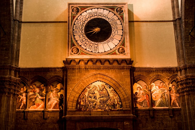 Il duomo di Firenze custodisce un orologio, dipinto da Paolo Uccello, con i numeri romani dall’1 al 24 posizionati in senso antiorario