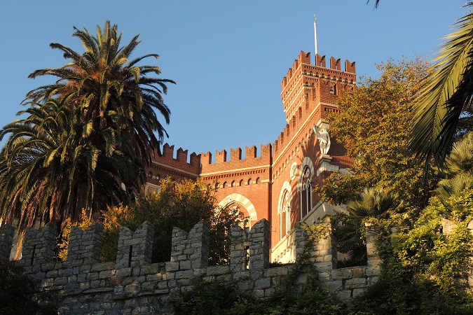 Il castello d'Albertis di Genova, con il suo Museo delle Culture del Mondo, è il luogo ideale dove andare quando l'aria di mare chiama la partenza e tu, che non sei marinaio, non hai una nave su cui salpare.