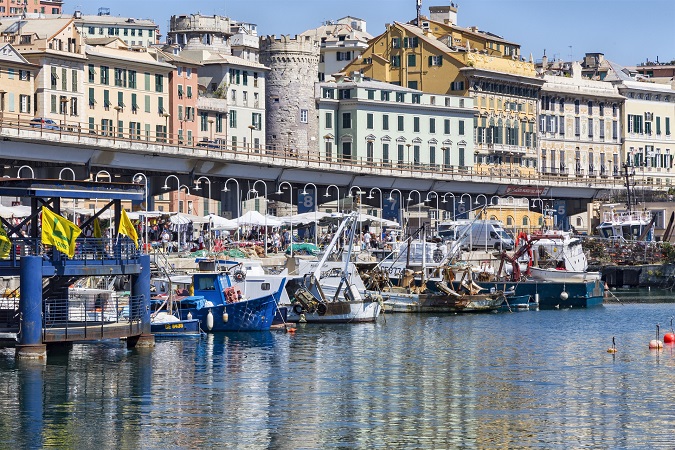 A Genova i caruggi che ti spingono sino al Porto Antico che solo gli urbanisti sanno davvero perché si chiami così.