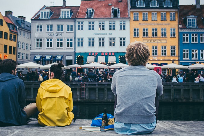 Ogni volta che torno a Copenhagen, appena scendo dall’aereo e tocco il suolo danese, mi sento bene, entro in modalità hygge.