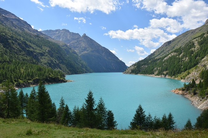 Il lago di Place Moulin, in Valpelline, è la destinazione ideale per famiglie con bambini.