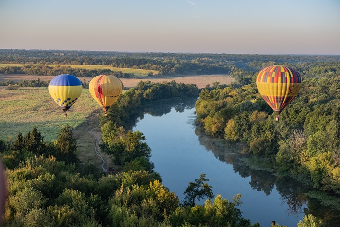 Non serve puntare a destinazioni lontane e iconiche per provare l'esperienza del volo in mongolfiera, lo si può fare anche in Italia.