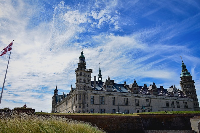 C’è anche la realtà che deve adeguarsi alla finzione del racconto. È il caso del Kronborg Slot, meglio noto come “castello di Amleto”, a Helsingør in Danimarca.