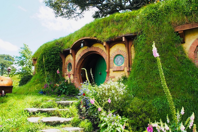 A proposito di luoghi in cui la finzione supera la realtà, in Nuova Zelanda gli appassionati di Tolkien possono trovare Hobbiton.