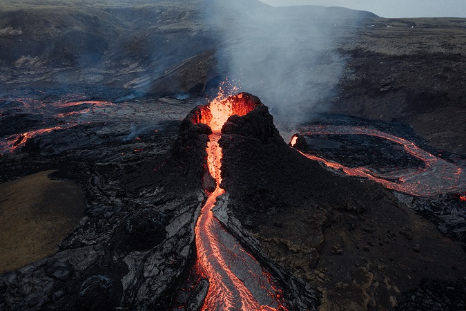 Da marzo 2021, con l'avvio dell'eruzione del vulcano in Islanda, nella penisola di Reykjanes, in molti hanno pensato fosse giunta l'occasione per spuntare dalla propria lista dei desideri di viaggio la contemplazione di un fiume di lava.