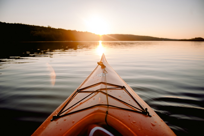 Mentre si parla di viaggi slow, local e sostenibili in molti parlano di cammini, ma c'è chi inizia a chiedersi come sarebbe un viaggio in kayak.