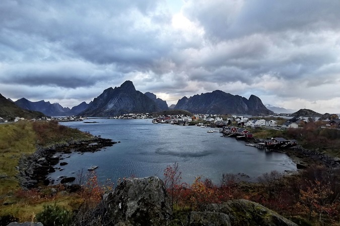 Viaggiando in autunno alle isole Lofoten si possono cogliere tonalità, sfumature e ombre che non si saprebbero nemmeno immaginare in altri periodi dell'anno.