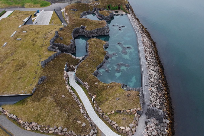 La Sky Lagoon è una piscina a sfioro aperta nella primavera 2021, annidata su una scogliera a 15 minuti dal centro di Rejkyavik.