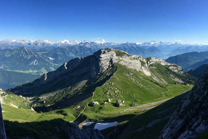 Da Lucerna, una combinazione di battello e treno, consente di raggiungere la cima del monte Rigi.