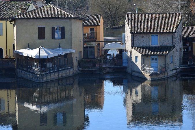 Borghetto a Valeggio sul Mincio è una coppia di navi immobili tra le colline al confine tra Veronese e Mantovano.