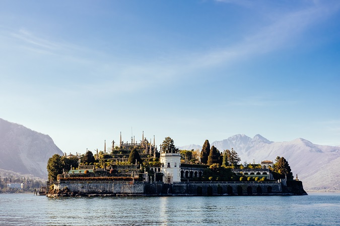 Stresa, sul versante occidentale del Lago Maggiore, si affaccia sull'arcipelago delle isole Borromee.