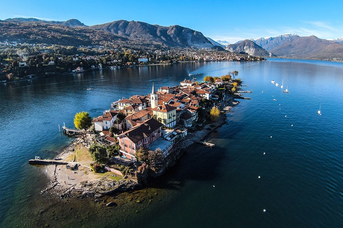 Forse l'idea di vivere su un fazzoletto di terra circondato dall'acqua con altre 18 persone non affascina tutti, ma di certo incuriosisce, ed è questo che attrae dell'isola dei Pescatori, unica stabilmente abitata delle isole Borromee.