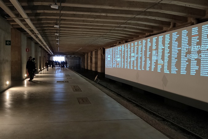 Il Memoriale della Shoah è una parte dismessa del piano terra della Stazione Centrale.