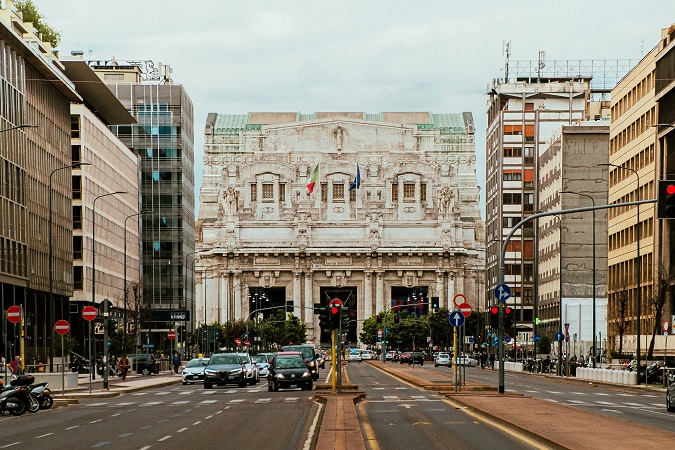 La Stazione Centrale di Milano è un inganno: appesantita dalla storia, monumentale, eppure simbolo di una moderna metropoli; imponente ed evidente, eppure ricca di lati nascosti.