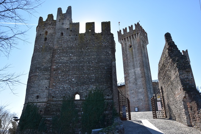 A Valeggio sul Mincio hai due cose da fare: salire a piedi verso la collina che ospita il Castello Scaligero e affrontare il mistero dei tortellini.