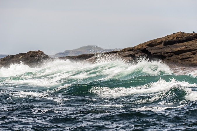 Le onde atlantiche si infrangono possenti contro le coste e le isole scozzesi dopo miglia e miglia di mare aperto.