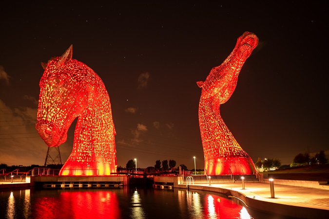 Falkirk ospita due enormi statue di teste di cavalli realizzate dallo scultore Andy Scott e conosciute come The kelpies.