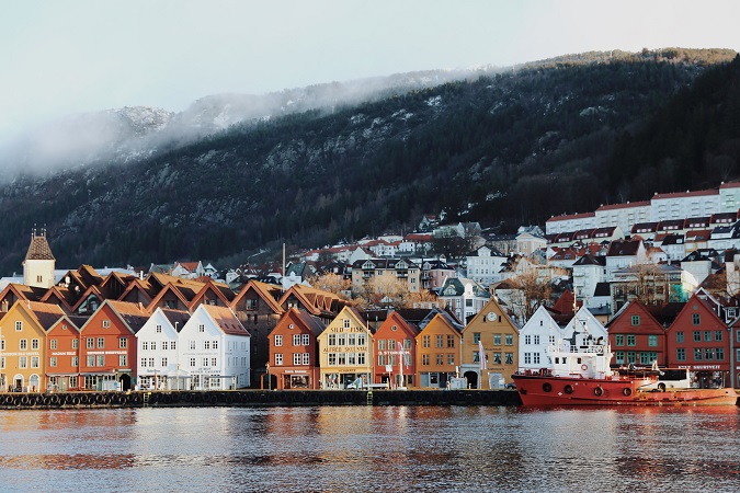 La linea ferroviaria Oslo-Bergen è considerata tra le più belle al mondo. A renderla tale non è la sua lunghezza (480 km) né la complessità della sua struttura (22 stazioni, 200 gallerie, 300 ponti), ma il paesaggio che attraversa.